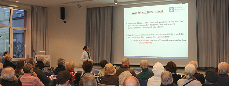 Doktor Nitardy hält einen Vortrag bei einem Patienteninformationsabend im Bildungszentrum des Sankt Marien-Krankenhauses Berlin
