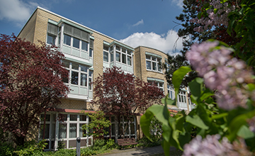 Gartenansicht des St. Marien-Krankenhauses Berlin in der Gallwitzallee 123 in Berlin-Lankwitz Blick aus dem Garten auf das Sankt Marien-Krankenhauses in Berlin-Lankwitz