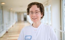 Dr. Froehlich, Chefärztin Innere Medizin II, Geriatrie, St. Marien-Krankenhaus Berlin Doktor Froehlich, Chefärztin der Abteilung für Innere Medizin, Geriatrie, im Sankt Marien-Krankenhaus Berlin