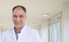 Doktor Malkotsis, Oberarzt der Abteilung für Gefäßchirurgie und Gefäßmedizin im Sankt Marien-Krankenhaus Berlin