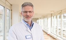 Doktor Horvath, Oberarzt der Abteilung für Allgemein und Viszeralchirurgie im Sankt Marien-Krankenhaus Berlin