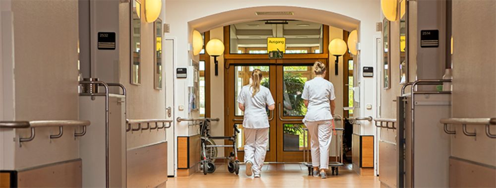 Zwei Krankenschwestern bei der Arbeit auf einer Station des Sankt Marien-Krankenhauses Berlin