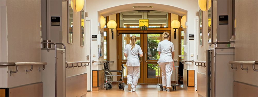 Ob Pflegekräfte, Ärzte oder Laborassistenten - im St. Marien-Krankenhaus Berlin arbeiten wir gemeinsam dararn, unsere Patienten bei ihrem Aufenthalt bestmöglich zu begleiten und zu unterstützen. Zwei Krankenschwestern bei der Arbeit auf einer Station des Sankt Marien-Krankenhauses Berlin