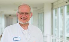 Doktor Gaevert, Leitender Oberarzt der Abteilung Orthopädie und Unfallchirurgie im Sankt Marien-Krankenhaus Berlin