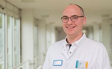 Dr. Simon, Leitender Oberarzt Innere Medizin II, Geriatrie, St. Marien-Krankenhaus Berlin Doktor Ulf Simon, Leitender Oberarzt der Abteilung für Innere Medizin, Geriatrie im Sankt Marien-Krankenhaus Berlin