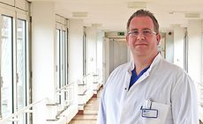 Herr Huppelsberg, Oberarzt der Abteilung Anästhesiologie und Intensivmedizin im Sankt Marien-Krankenhaus Berlin