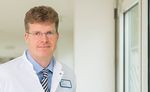 Doktor Götz, Chefarzt der Abteilung Orthopädie und Unfallchirurgie im Sankt Marien-Krankenhaus Berlin