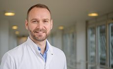 Dr. Schirmer, Chefarzt Plastische Chirurgie, St. Marien-Krankenhaus Berlin Doktor Schirmer, Chefarzt der Abteilung für Plastische Chirurgie im Sankt Marien-Krankenhaus Berlin