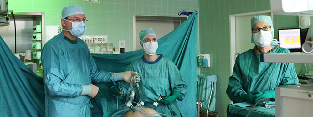 Chirurgen der Allgemein- und Viszeralchirurgie im Sankt Marien-Krankenhaus Berlin am OP-Tisch