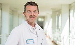 Dr. Kuhly, Chefarzt Anästhesiologie und Intensivmedizin, Ärztlicher Direktor, St. Marien-Krankenhaus Berlin Doktor Kuhly, Chefarzt der Abteilung Anästhesiologie und Intensivmedizin und Ärztlicher Direktor im Sankt Marien-Krankenhaus Berlin