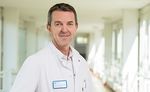 Doktor Kuhly, Chefarzt der Abteilung Anästhesiologie und Intensivmedizin und Ärztlicher Direktor im Sankt Marien-Krankenhaus Berlin