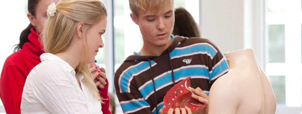 An der Schule für Gesundheits- und Krankenpflege am St. Marien-Krankenhaus Berlin erhalten die Schüler und Schülerinnen eine praxisnahe Ausbildung Schüler der Schule für Gesundheits- und Krankenpflege am Sankt Marien-Krankenhaus Berlin betrachten im Unterricht die Organe eines Torso-Modells