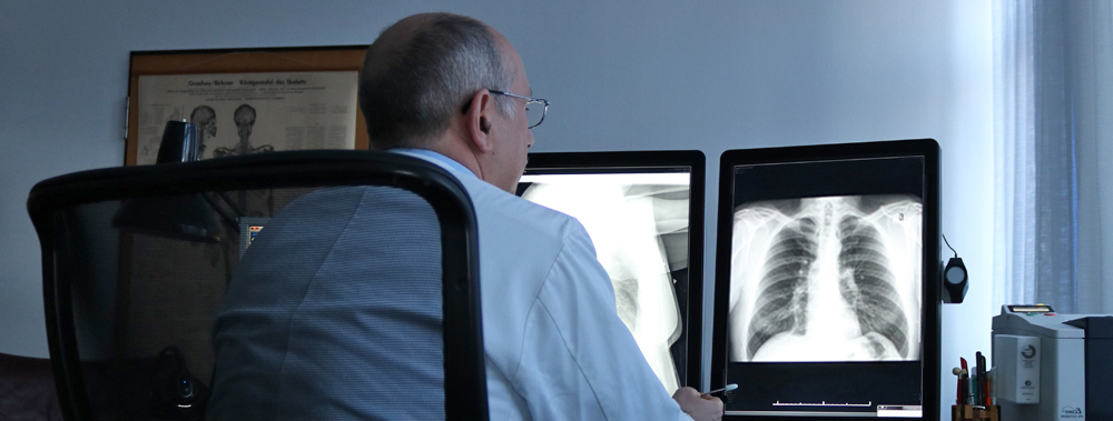 Doktor Baeuerlein, Chefarzt der Radiologie im Sankt Marien-Krankenhaus Berlin, betrachtet ein Röntgenbild