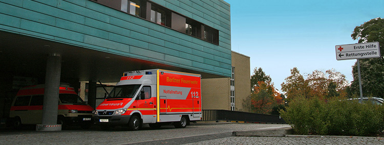 Krankenwagen vor der Notaufnahme am Sankt Marien-Krankenhaus Berlin