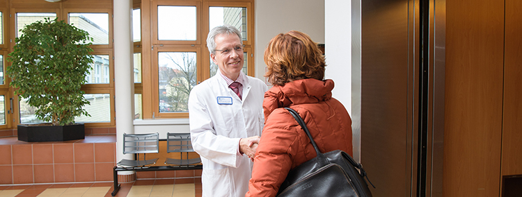 Arzt beim Abschlussgespräch mit einer Patientin vor der Entlassung aus dem Sankt Marien-Krankenhaus Berlin