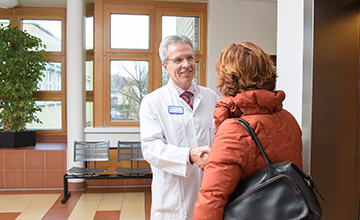 Arzt beim Abschlussgespräch mit einer Patientin vor der Entlassung aus dem Sankt Marien-Krankenhaus Berlin