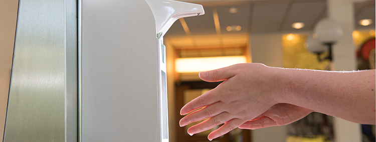 Mitarbeiterin im Sankt Marien-Krankenhaus Berlin bei der Handhygiene