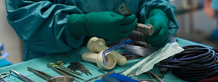Das St. Marien-Krankenhaus Berlin hat gemäß §6 der Medizinprodukte-Betreiberverordnung einen Beauftragten für die Medizinproduktesicherheit Eine Pflegekraft im Sankt Marien-Krankenhaus Berlin beim Zusammenbau von OP-Besteck