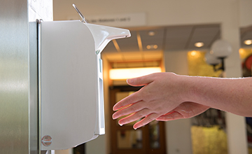 Mitarbeiterin im Sankt Marien-Krankenhaus Berlin bei der Handhygiene