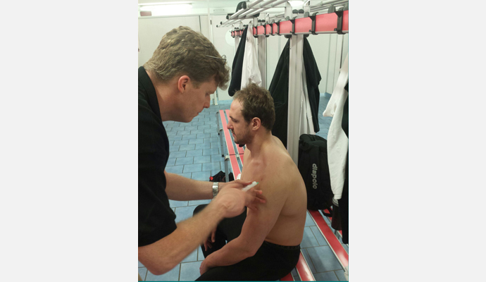 Doktor Lars- Götz, Chefarzt der Abteilung Orthopädie und Unfallchirurgie im Sankt Marien-Krankenhaus Berlin, betreut als Teamarzt einen Spieler der deutschen Wasserball-Nationalmannschaft