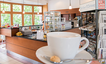 Kaffee und Zeitschriften im Kiosk im Sankt Marien-Krankenhaus Berlin