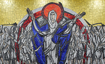 Das Mosaik der Schutzmantelmadonna im Foyer des Sankt Marien-Krankenhauses Berlin