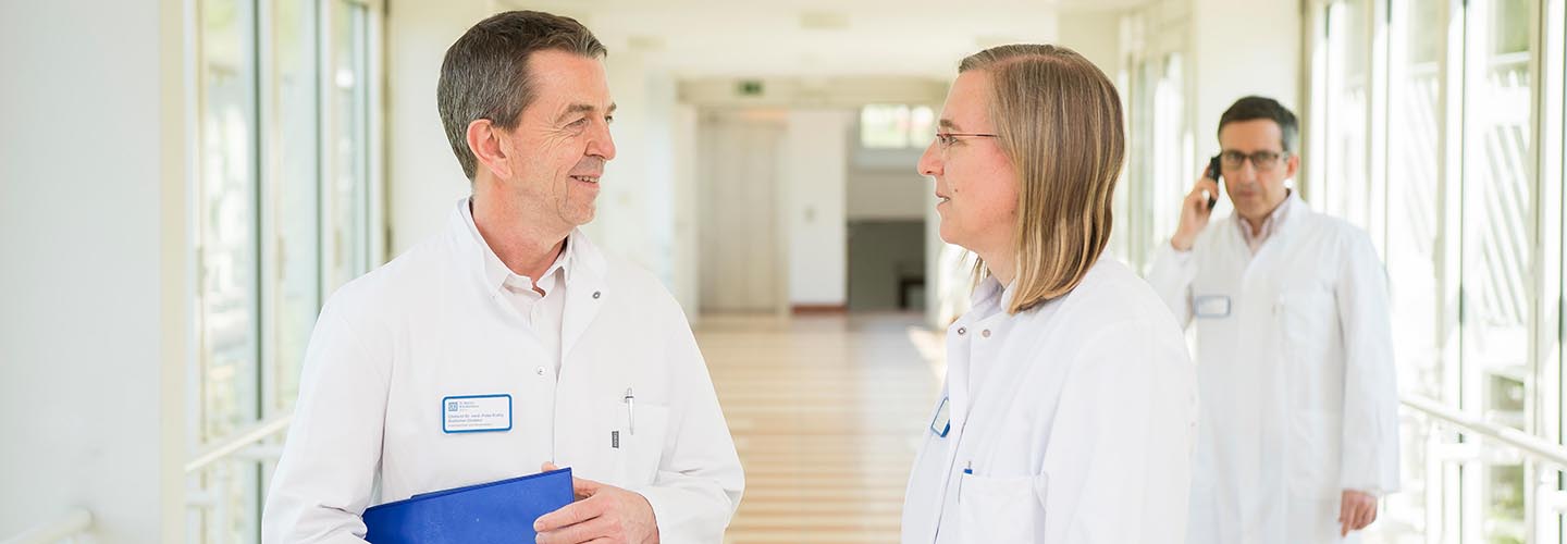 Doktor Kuhly, Ärztlicher Direktor und Chefarzt der Abteilung Anästhesiologie im Sankt Marien-Krankenhaus Berlin, im Gespräch mit einer Mitarbeiterin